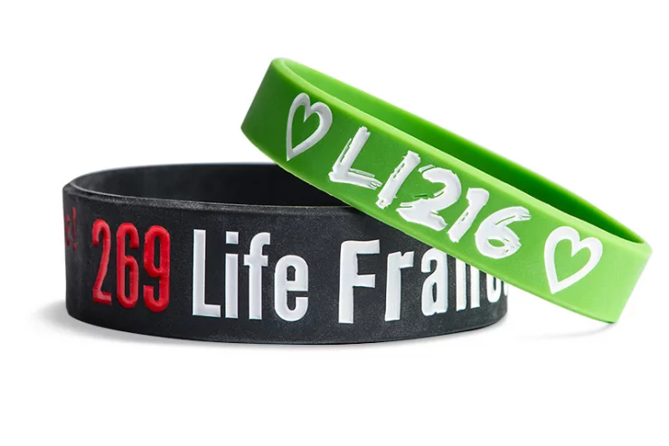 Pour transmettre votre message et faire votre publicité de manière originale, jetez votre dévolu sur le bracelet silicone gravé rempli. Confortable et stylé, cet accessoire tendance est léger, robuste, réutilisable à volonté et personnalisable au gré de vos envies. Pensez-y si vous voulez booster votre communication !