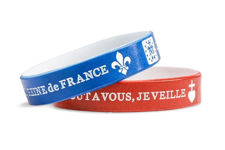 NOUVEAU - Choisissez deux couleurs de bracelet caoutchouc pour créer le style le plus résistant. Optez pour deux couleurs de silicone et choisissez n'importe quelle couleur de texte.