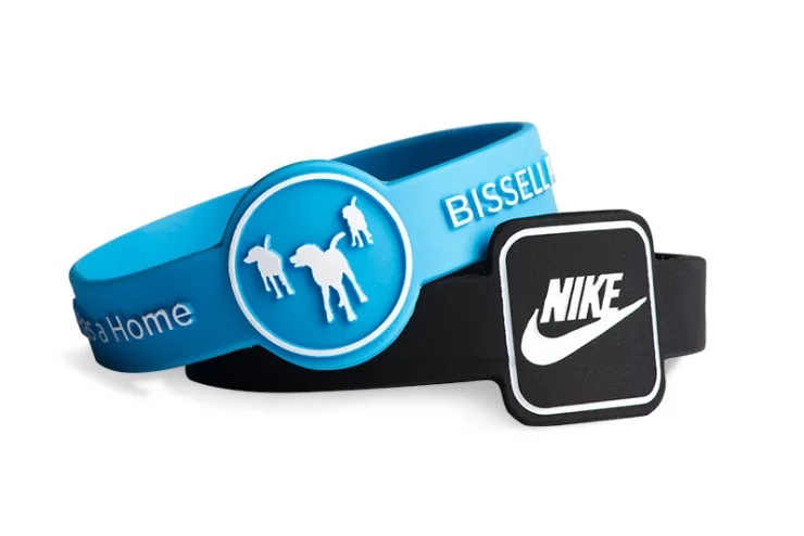 Le bracelet silicone avec formes a le vent en poupe. Et pour cause : il attire instantanément le regard grâce à son look à la fois fun et professionnel. Pour transmettre votre message et valoriser votre image de marque en toute simplicité, passez votre commande dès maintenant !