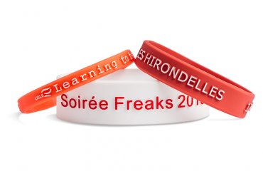 Sur ce genre de bracelet événementiel en silicone, le texte est en sur-élévation, puis recouvert d'une couleur de votre choix. Choisissez parmi 2000 couleurs de caoutchouc disponibles. 
