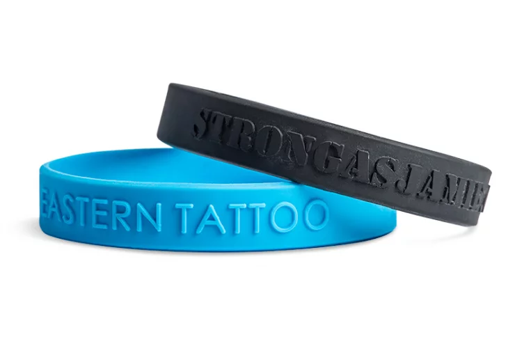 Indémodable, le bracelet en silicone fait partie de ces goodies incontournables. Si vous êtes en quête d'un objet publicitaire original et pas cher, optez sans hésitation pour cet accessoire mode en relief !