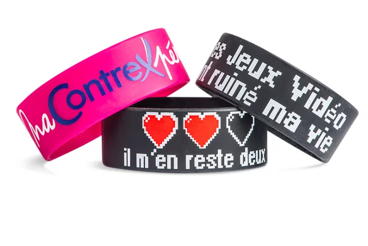 Obtenez un logo plus visible sur vos bracelets de soirée avec une largeur de 25 millimètres. Ce bracelet est disponible en plusieurs styles (gravé, imprimé etc.).
