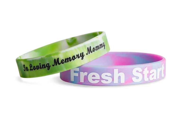 Vous cherchez à vous démarquer de vos concurrents sans faire des dépenses astronomiques ? Tendance et économique, le bracelet plastique marbré apportera une touche d'originalité à tous vos événements et épatera à coup sûr vos clients. Alors, passez votre commande sur Silibracelets : votre fournisseur de bracelet silicone saura concevoir l'objet promotionnel qui reflètera à la perfection la personnalité de votre entreprise.