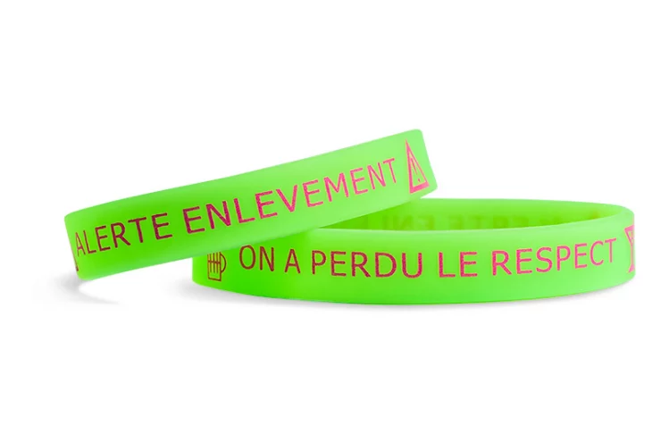 Le bracelet phosphorescent rechargeable, en silicone, aussi appelé bracelet phospho, brille dans le noir après avoir été exposé à une source de lumière. Brille aussi en plusieurs couleurs de silicone.